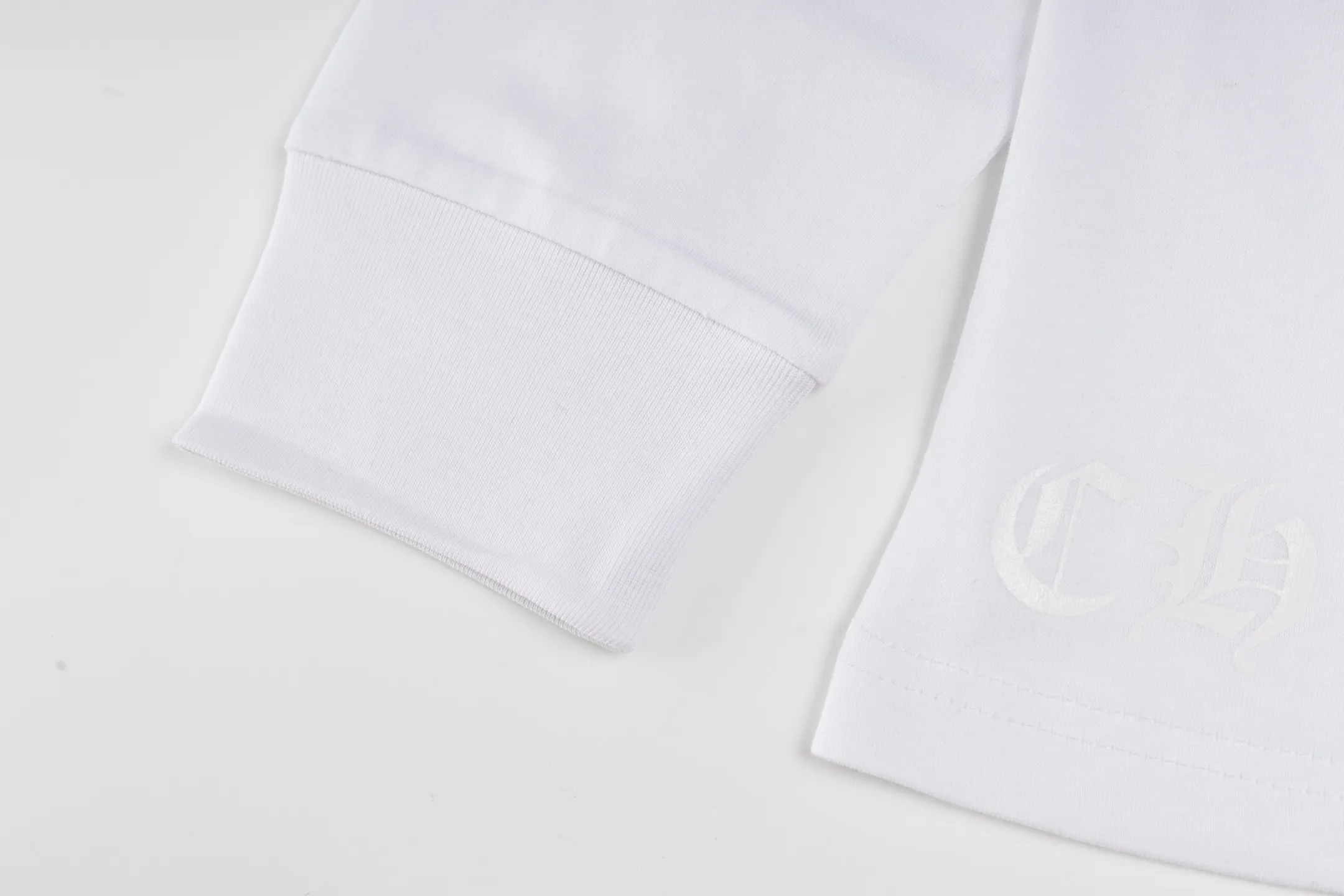🅿️320 [Exclusive supply] CH Crow Heart Neck Sanskrit Long Sleeve (White) The fabric is lightly brushed cotton 180g fabric. The upper body is super skin-friendly and soft. The original main label wash mark, silver thread anti-counterfeiting laser, purchased the original version to develop 1:1 restoration, glue printing is consistent with the original version. They are all black and cyan (green light), not the ordinary black fake version in the market. The collar thread is also dyed in the same vat. Size:S/M/L
